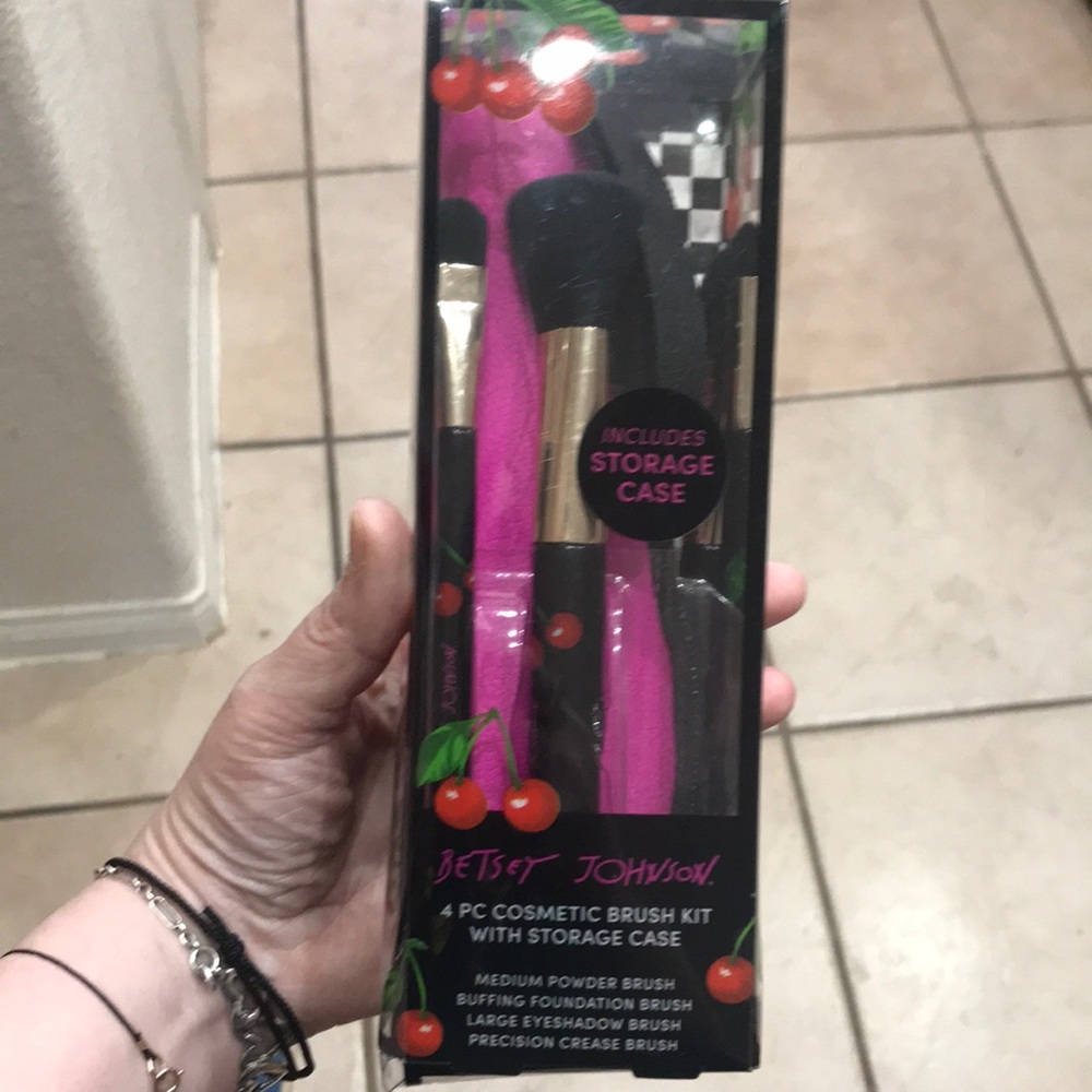 Betsey Johnson 4-Piece Pink Cosmetic Brush Set